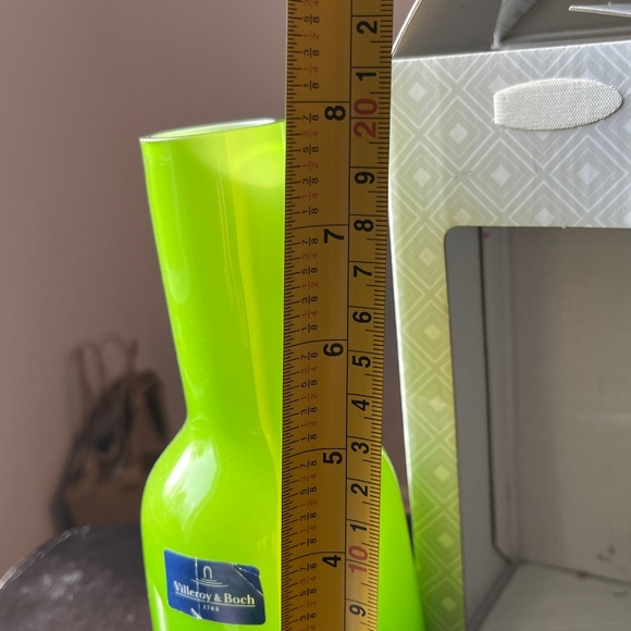 Villeroy & Boch lime green glass "Nek" mini-vase, 8 in (20.5 cm) high, with box. - Picture 8 of 10